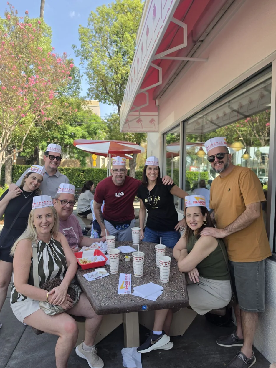 Clientes no In-N-Out em Los Angeles