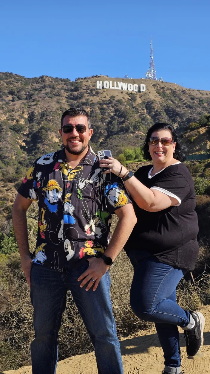 Visitantes no letreiro de Hollywood